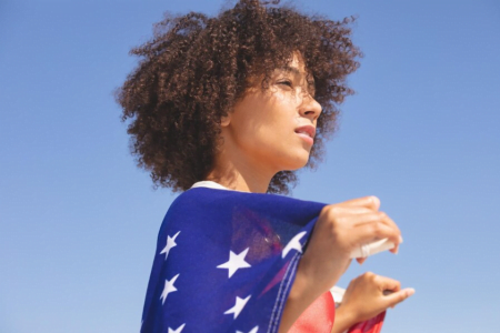 Mulher negra com a Bandeira dos EUA